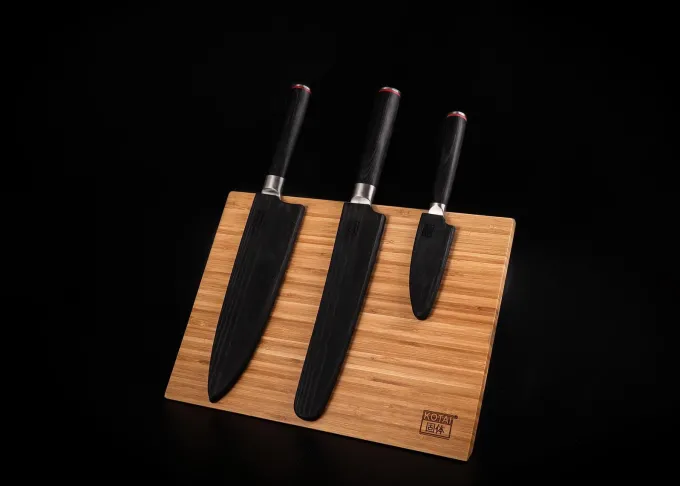 Le Set Asiatique Plus : 3 Couteaux dont un Couteau d'Office, Santoku, Hachoir et un Porte-Couteaux, un Fusil à Aiguiser - Kotai